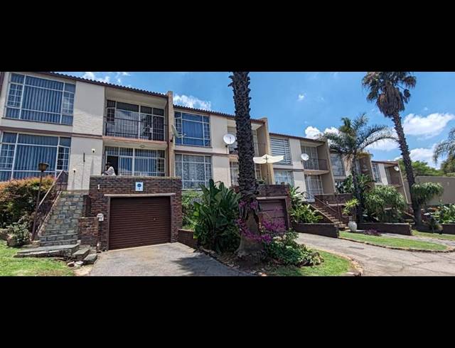 2 BEDROOM TOWNHOUSE FOR SALE IN ROODEPOORT